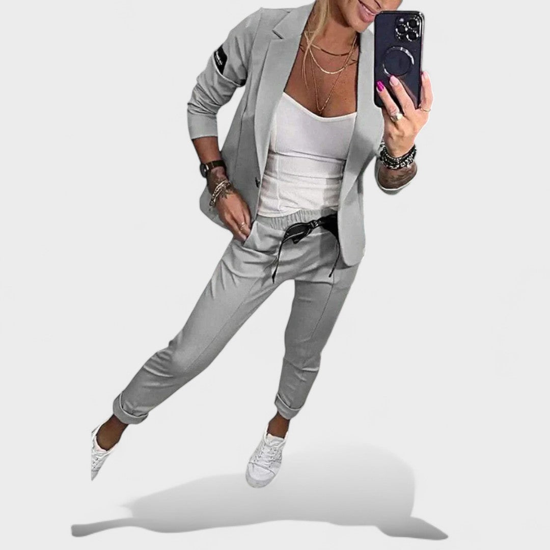 Karolina pritaikytas komplektas su minkštu bleizeriu ir kelniomis