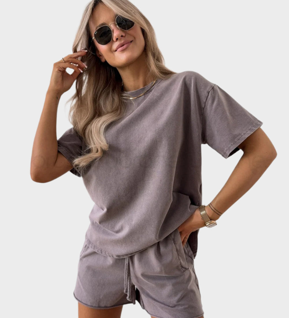 Kasdienis komplektas: marškinėliai ir joggeriai