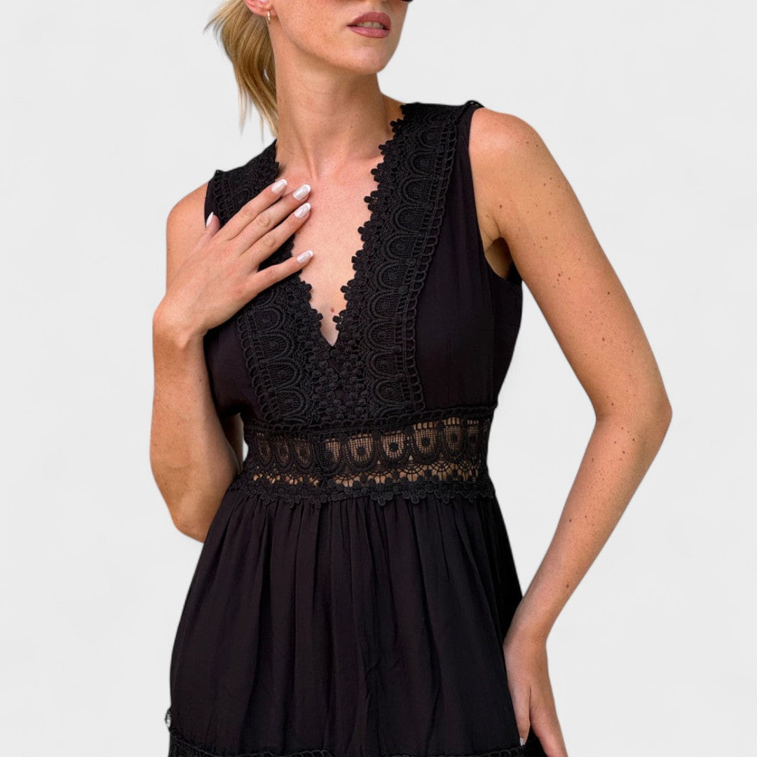 Elena - Elegantiška nėrinių suknelė su V formos iškirpte