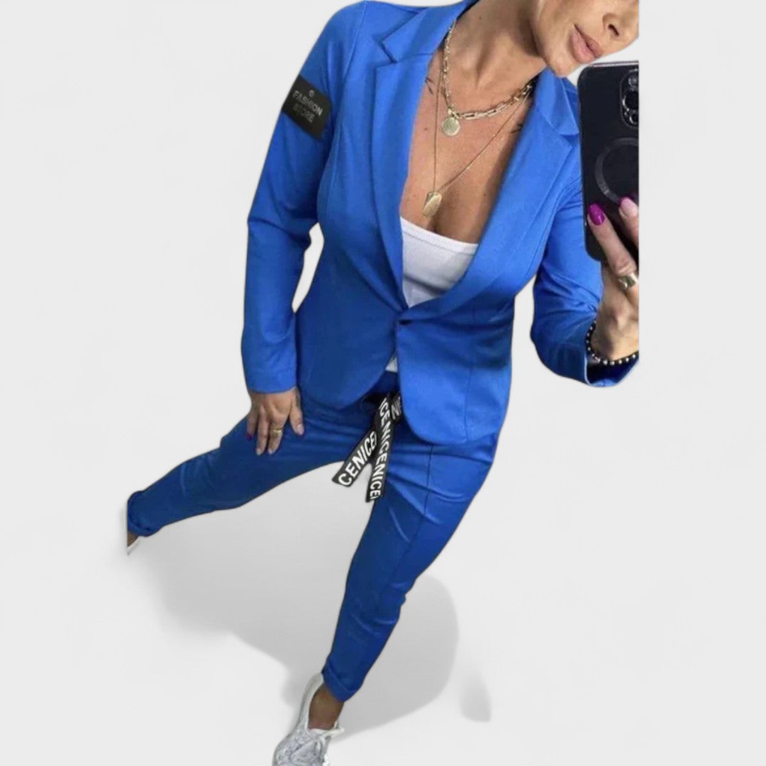 Karolina pritaikytas komplektas su minkštu bleizeriu ir kelniomis