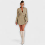 Blazerio stiliaus suknelė su V formos iškirpte.