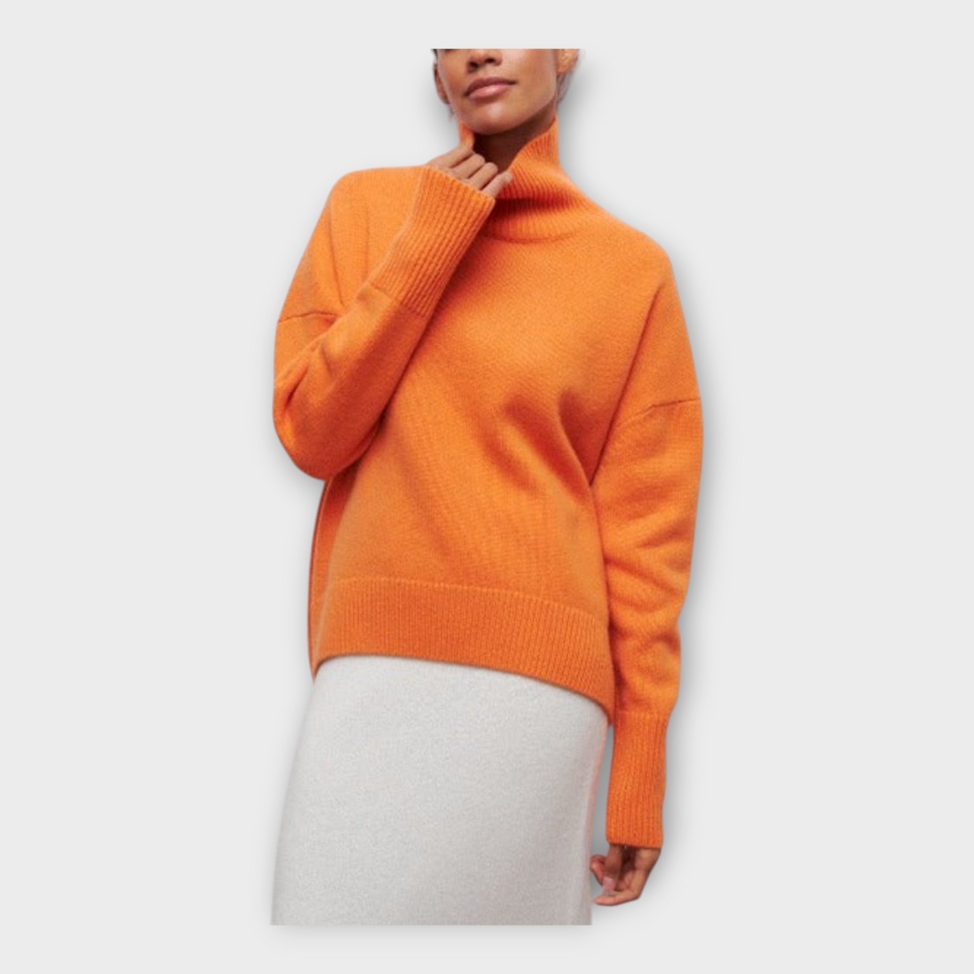 Megztinis su aukštu kaklu iš megztos medžiagos