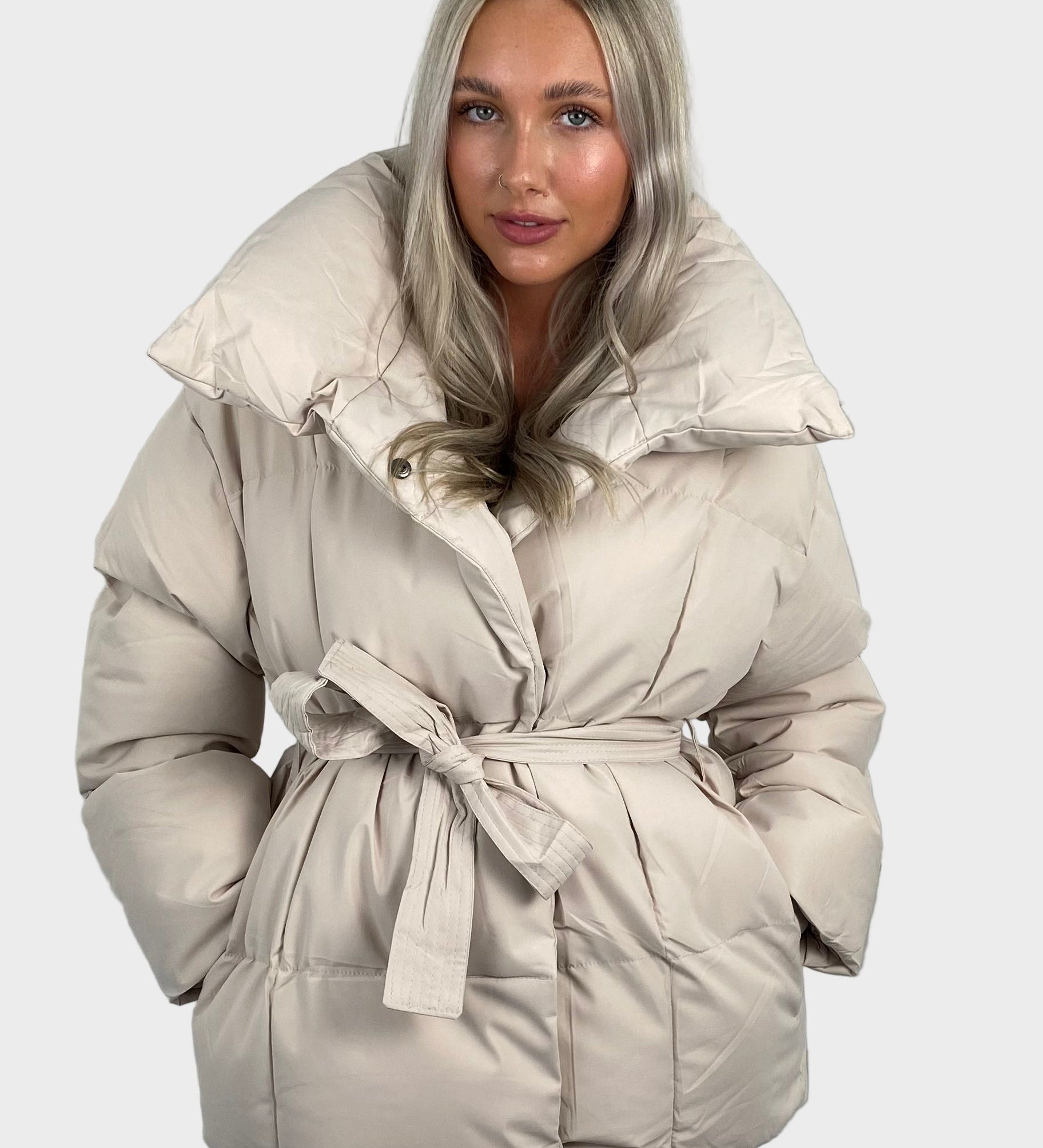 Maja - Trumpa pūkinė striukė su diržu