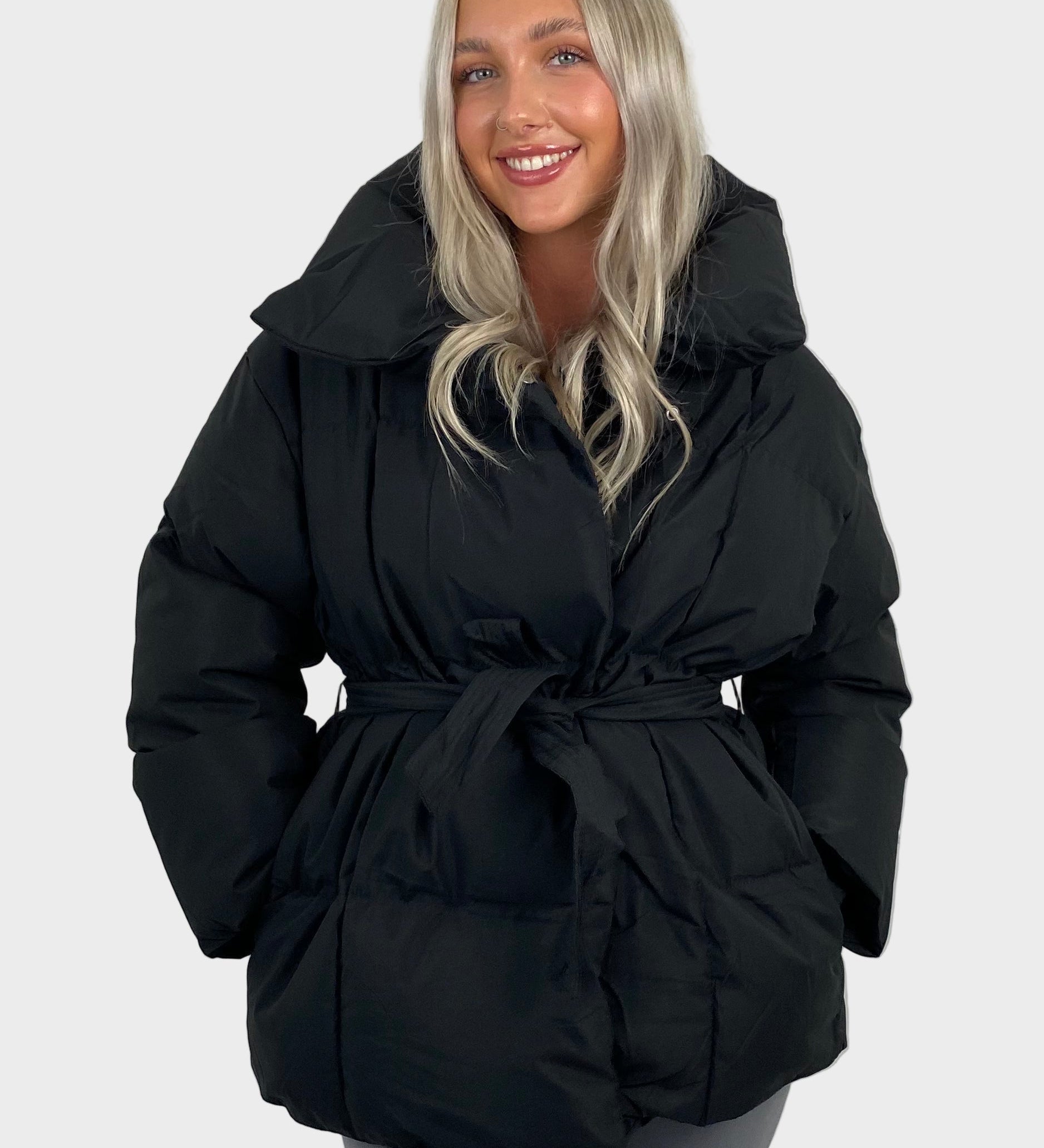 Maja - Trumpa pūkinė striukė su diržu