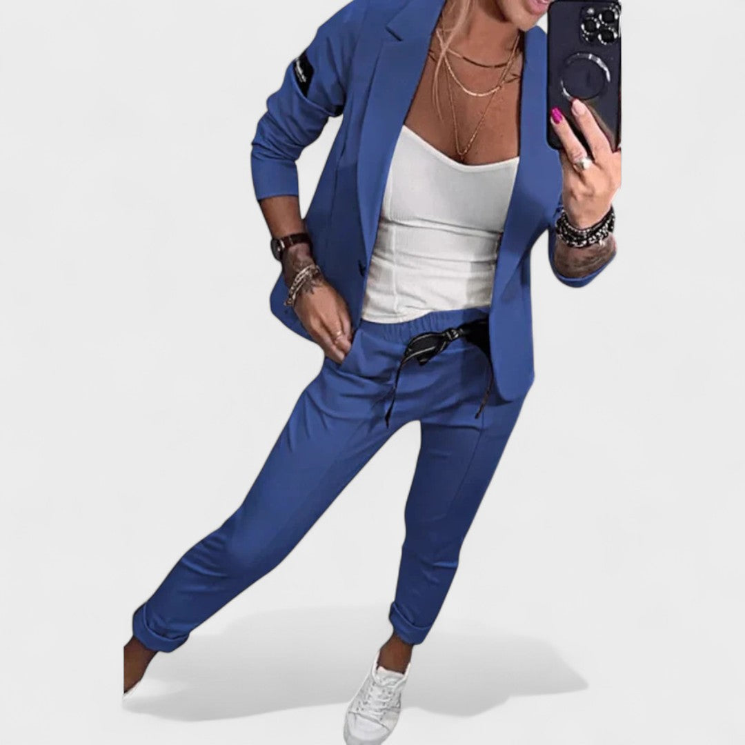 Karolina pritaikytas komplektas su minkštu bleizeriu ir kelniomis