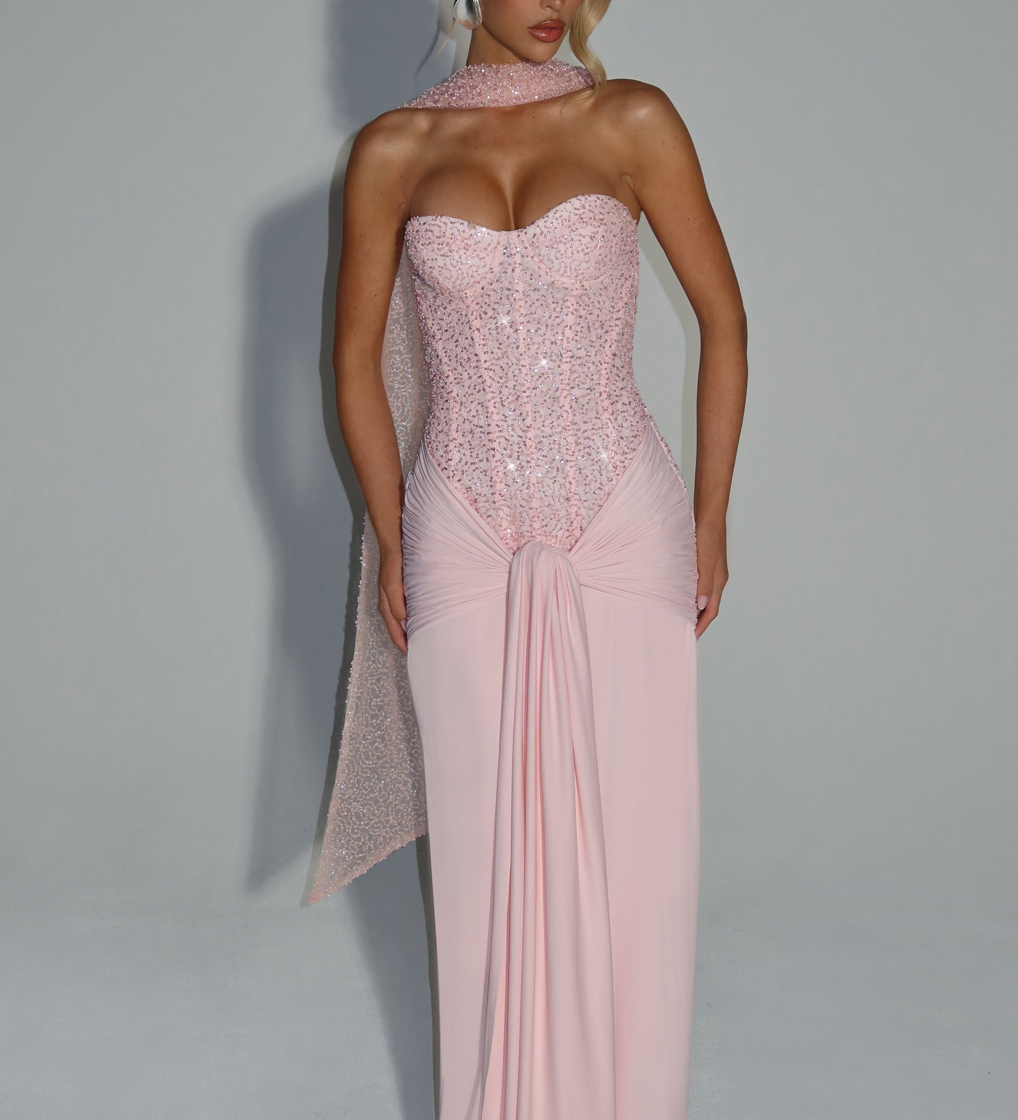 Nomi - Tobula suknelė