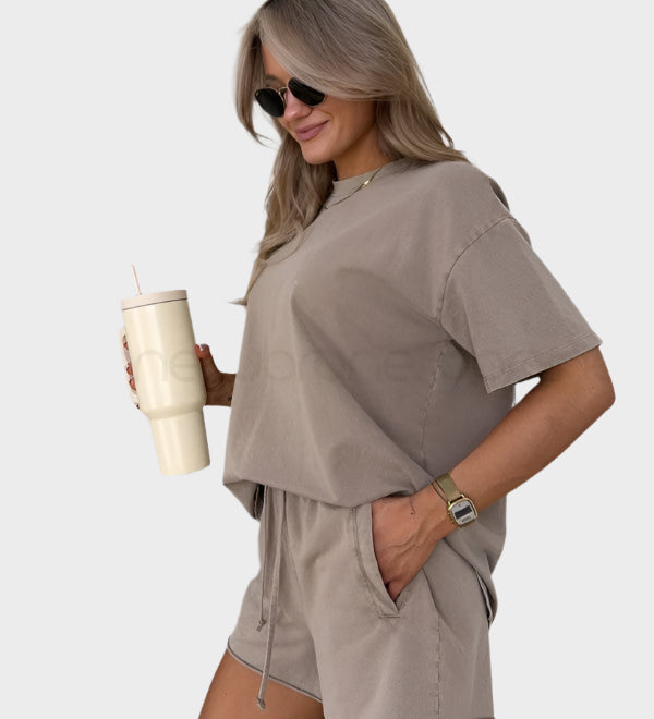 Kasdienis komplektas: marškinėliai ir joggeriai